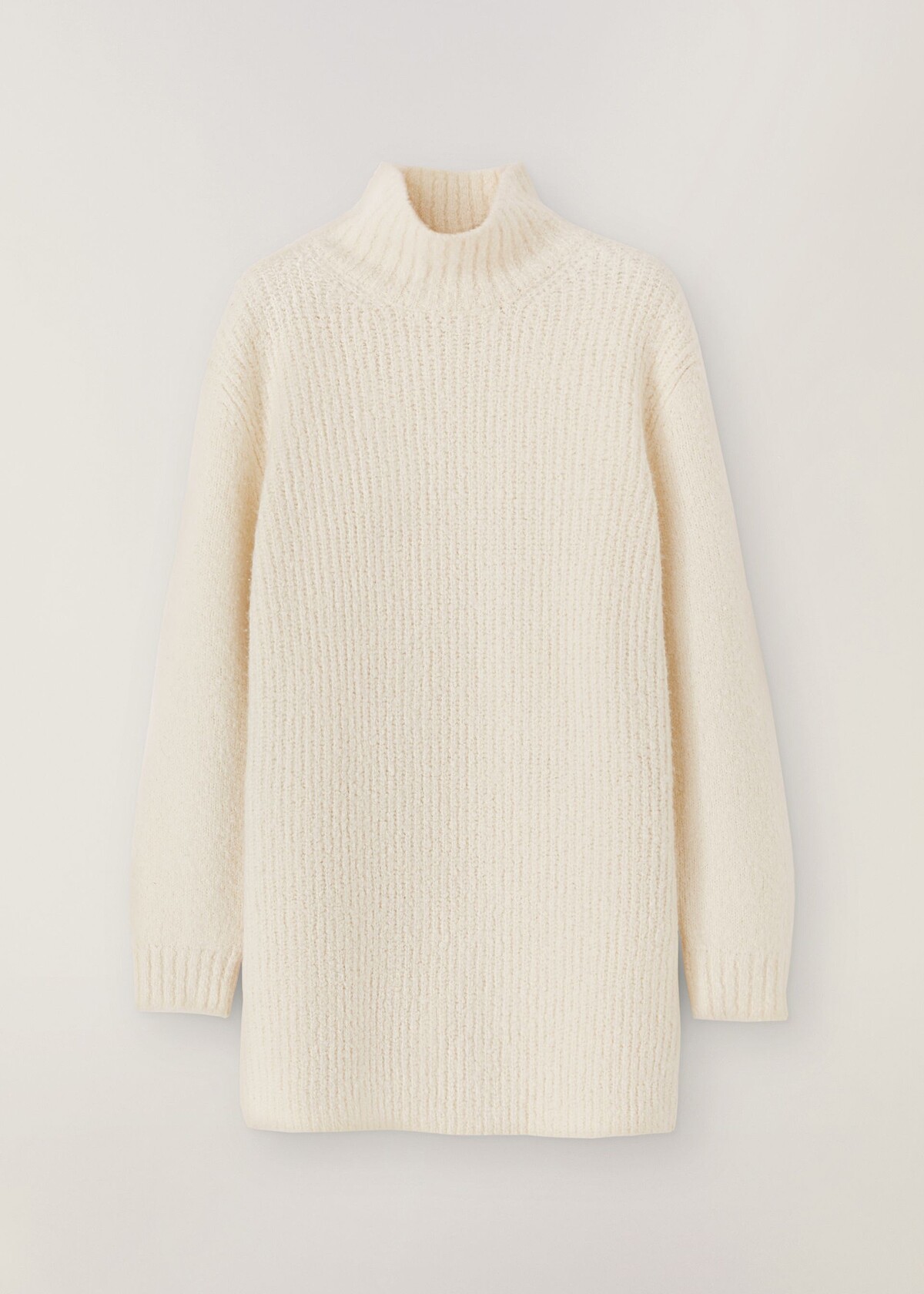 Loro Piana 粗針織高領長版上衣，NT81,500。