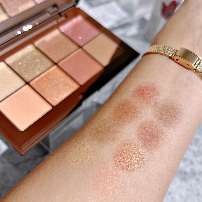 RMK冬季暖憶眼影盤手部試色。