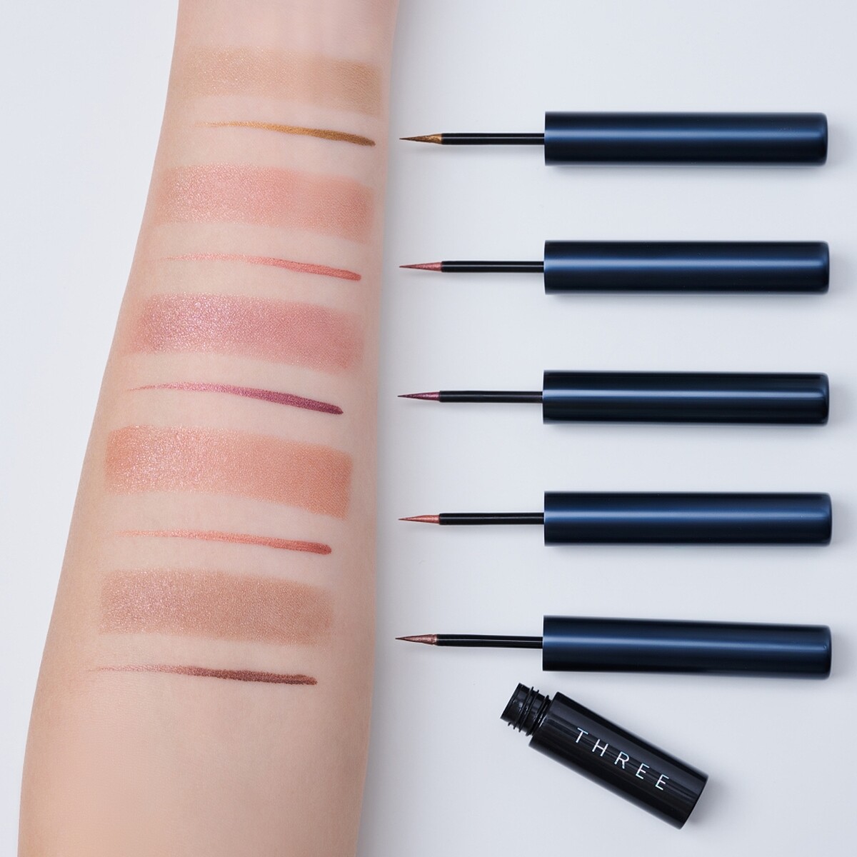 THREE光漾瞬采眼線筆手部試色。