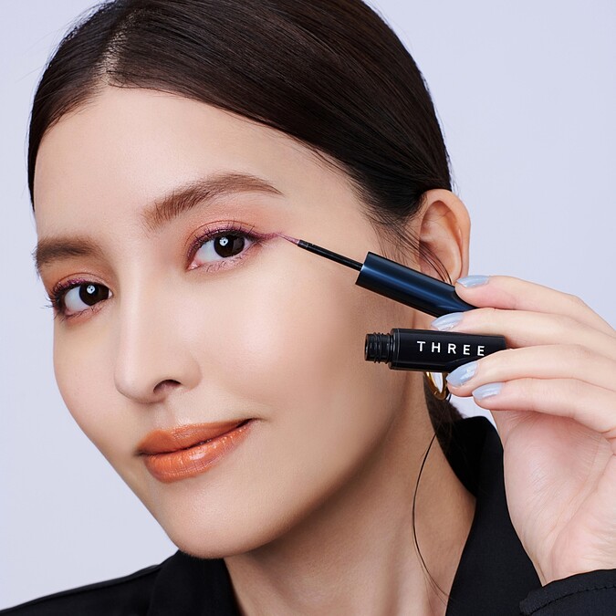 THREE光漾瞬采眼線筆X03實擦。
