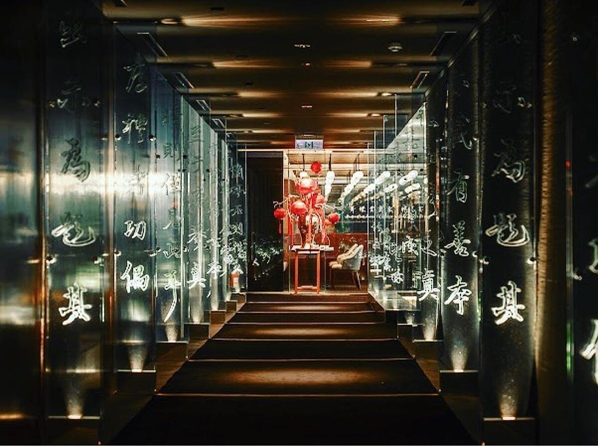 晶華軒空間有著古今交錯的氛圍。