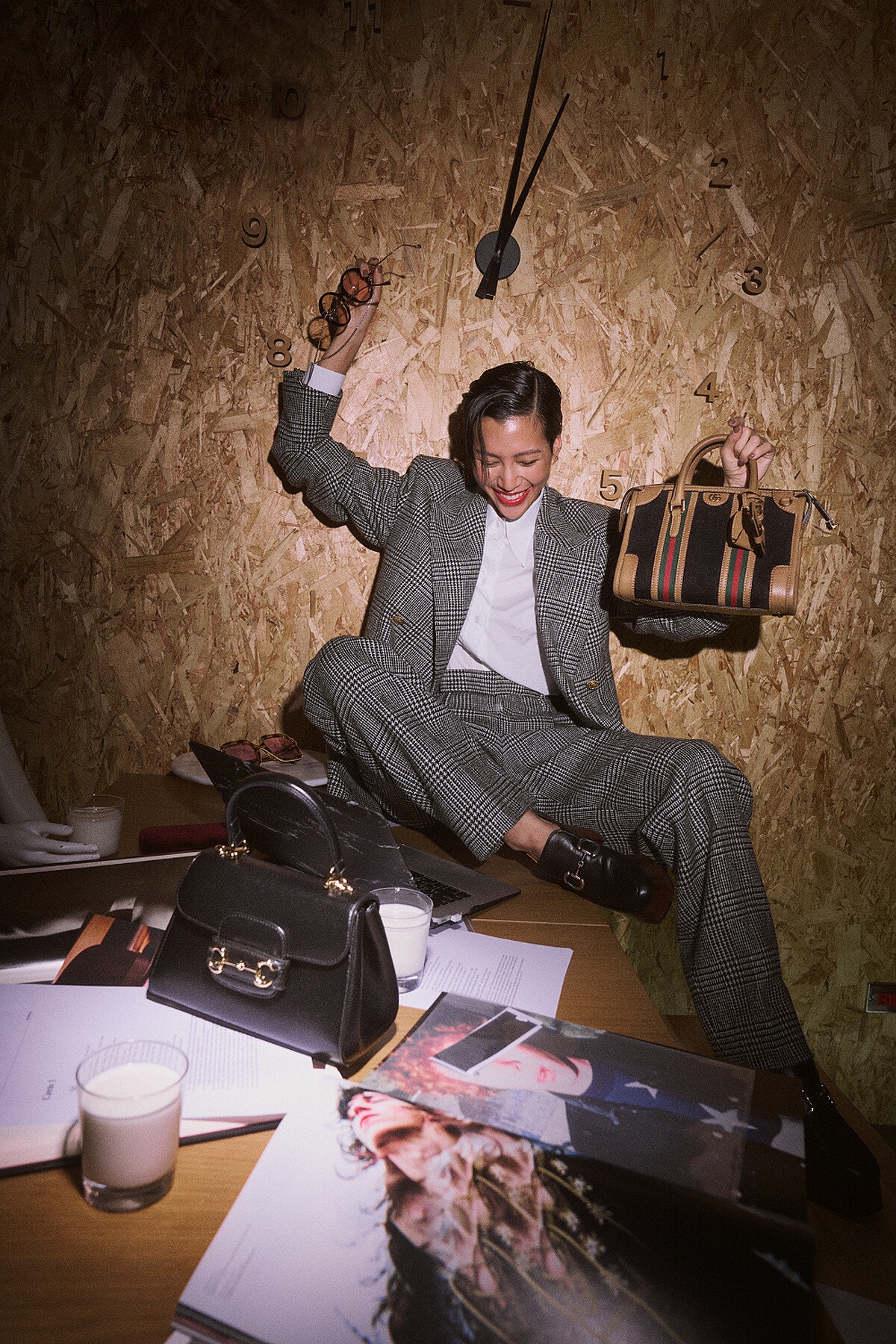 灰色西裝外套、白色襯衫、灰色西裝褲、黑色馬銜鍊皮鞋、黑色馬銜鍊手提包、黑色GG緹花波士頓肩背提包;all by Gucci。