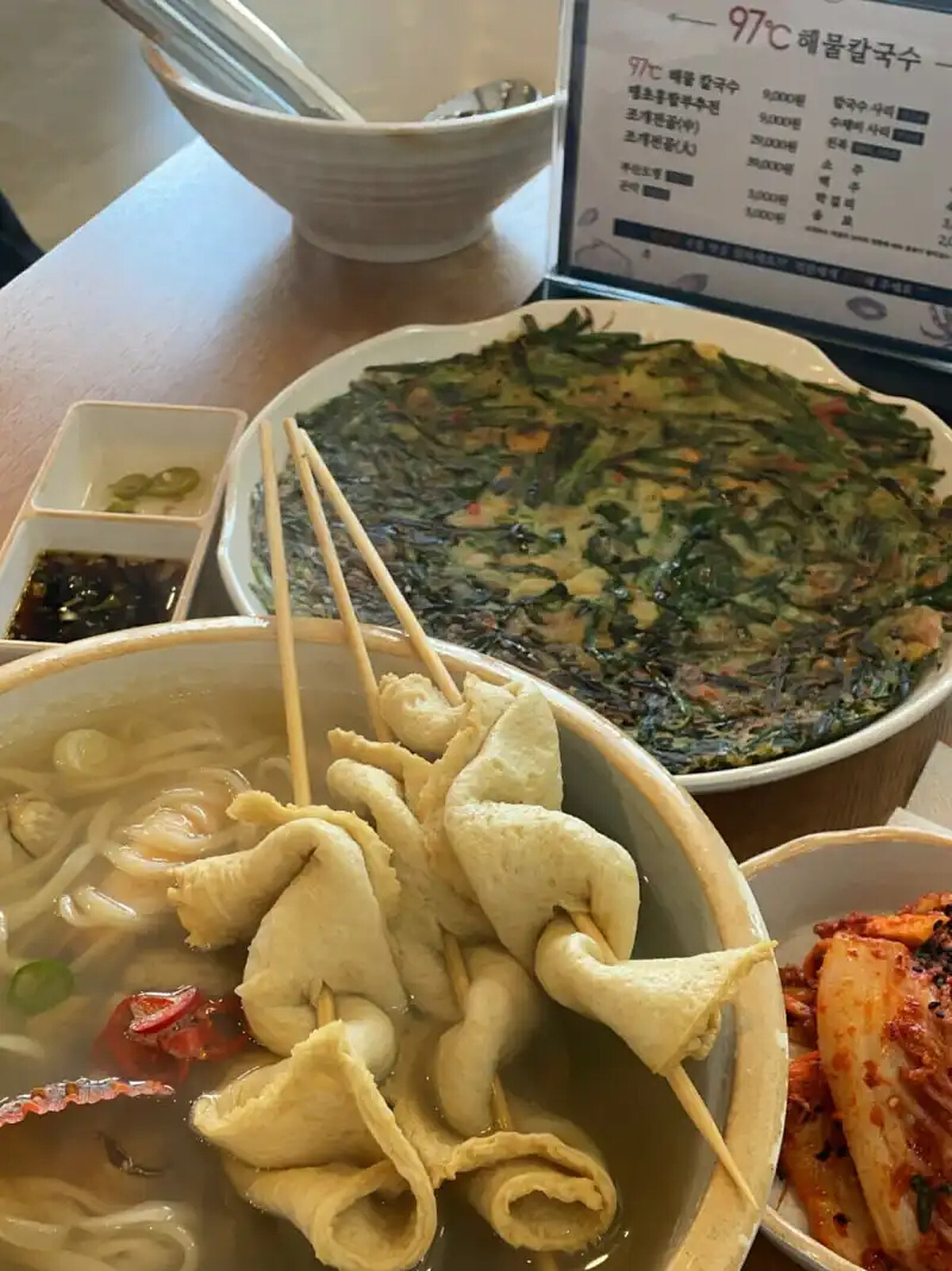 海鮮刀削麵配泡菜絕絕子><（圖／@ruofan21）