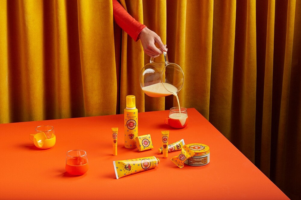 L'OCCITANE歐舒丹繽紛乳油木金黃拿鐵系列情境照。