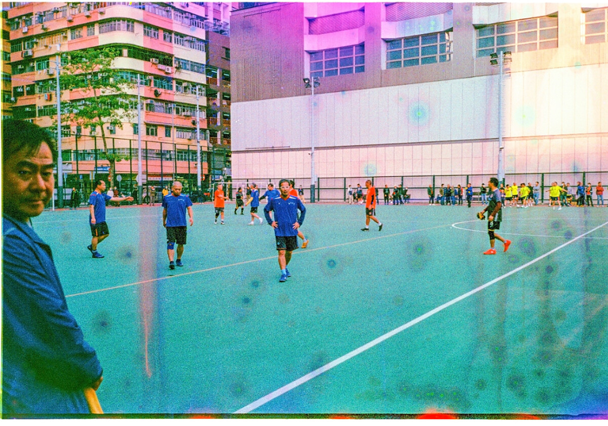 蔣雅文,攝影作品蜉蝣利用Film Soup 手法,以高溫浸泡刻意破壞底片感光塗層,以獲得無法預知的結果。