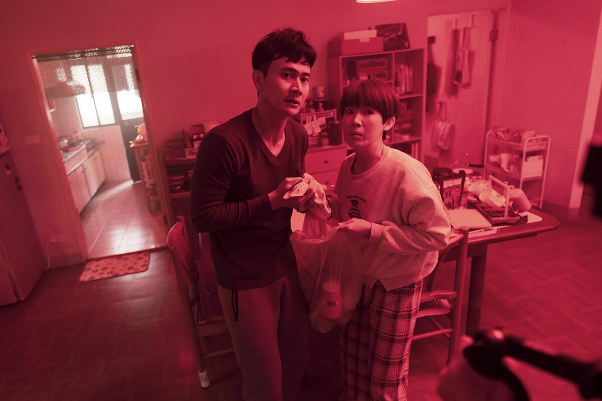 《聖筊》描述一對年輕夫妻出現愛情難題，高科技讀心神器「BWEI」騰空出世，成為男主角阿保挽回婚姻的救命稻草