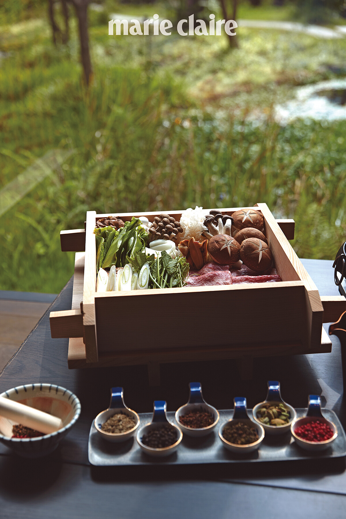 「暖活益身」專案晚餐提供和牛壽喜燒，除了牛肉具有暖身療效外，更搭配了蘿蔔、蔥與生薑等根莖類蔬菜，富含膳食纖維的時令菇類及溫活蔬菜，以及六種極具特色的辛香料：馬告、刺蔥、花椒、綠荳蔻、紅胡椒、孜然，能隨喜研磨搭配食用。