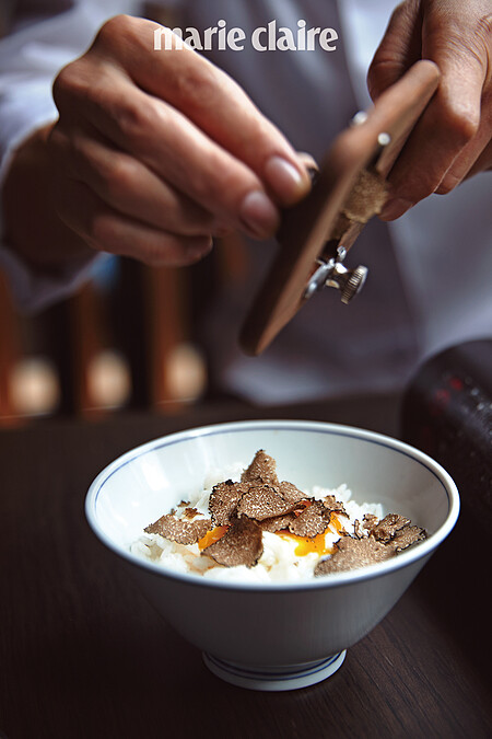 最後吃上一碗半熟蛋與白飯的銷魂組合，再現刨下幾片松露，是頓香味四溢、富含療效且飽足豐盛的晚宴 。