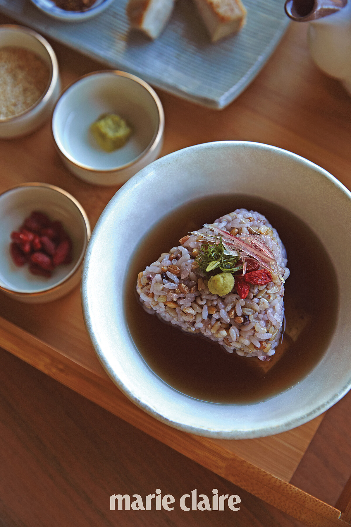 溫活早餐將在客房內享用，結合了茶泡飯與漢方藥膳，湯品使用中藥材與雞肉燉煮成湯品，再搭配一旁也具有溫活療效的食材配料一同享用，溫熱的湯品下肚即喚醒了感官開啟美好的一天。