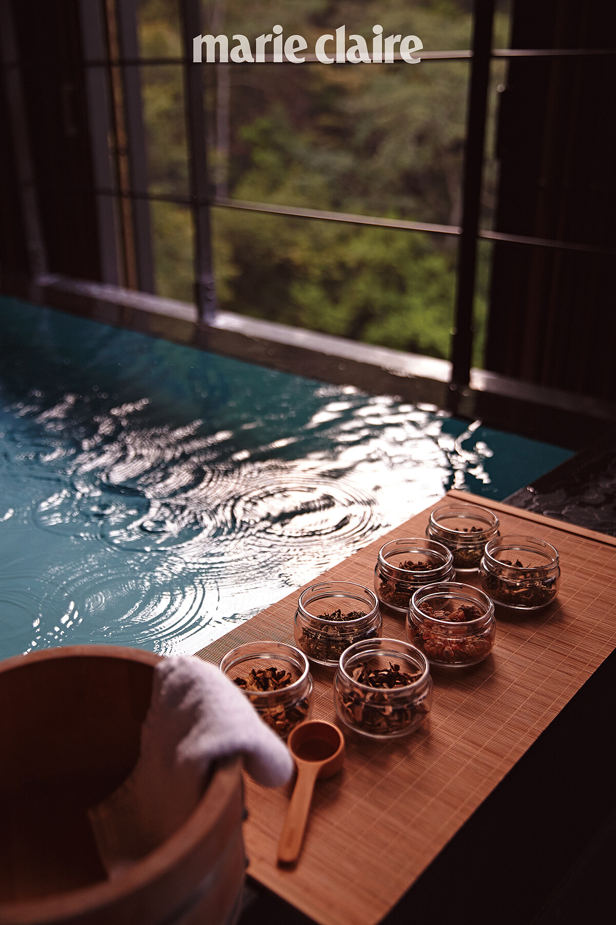 客房備有菖蒲、藿香、蒼朮、佩蘭、艾草、乳香、薄荷多種香料，可自由搭配製作成藥浴包，透過「美肌之湯」的水蒸氣滋潤身心達到最直接的溫活效果。