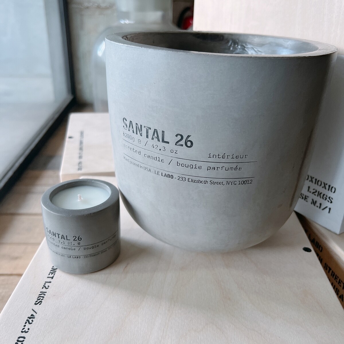 Le Labo檀香26水泥香氛蠟燭常態版與迷你版。