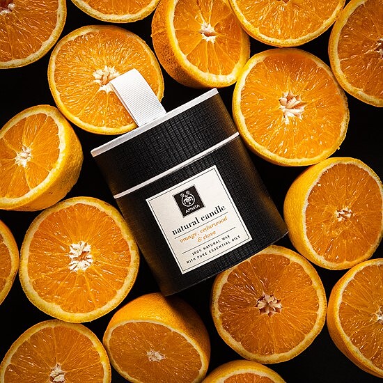 APIVITA希臘甜橙與雪松芳香蠟燭情境圖。