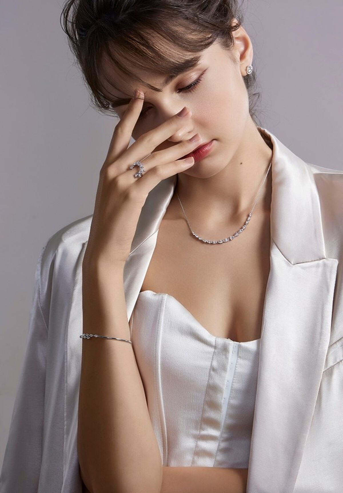 Repertoire鉑金鑽石耳環(主鑽約1.00ct)、Aerial Sunburst白K金鑽石戒指、Aerial Dewdrop白K金鑽石項鍊(中型)、Aerial Marquis白K金鑽石手鐲。 