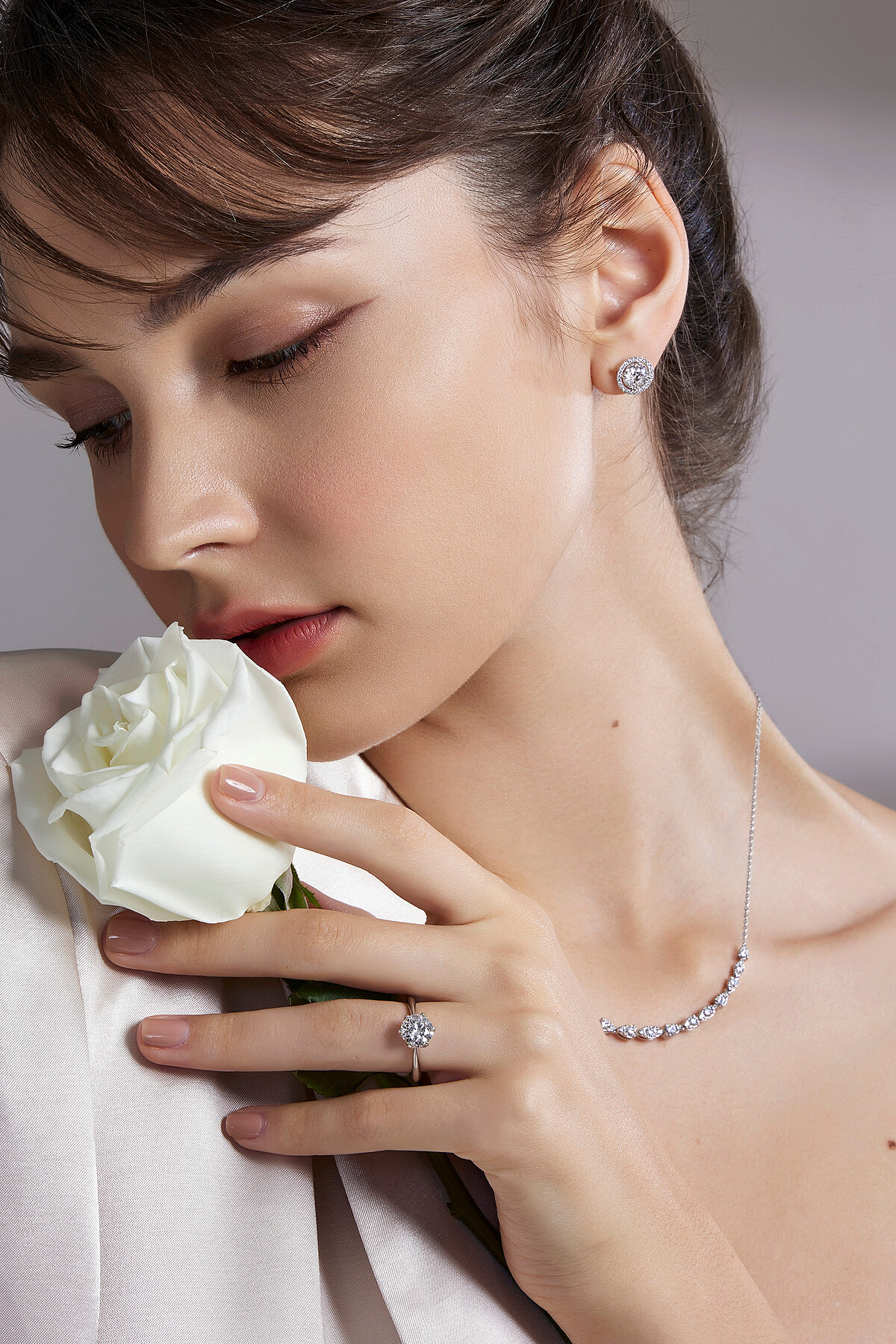 Repertoire鉑金鑽石耳環(主鑽約1.00ct) 、Sparkle鉑金鑽石戒指(主鑽約1.00ct)、Aerial Dewdrop白K金鑽石項鍊(中型)。 