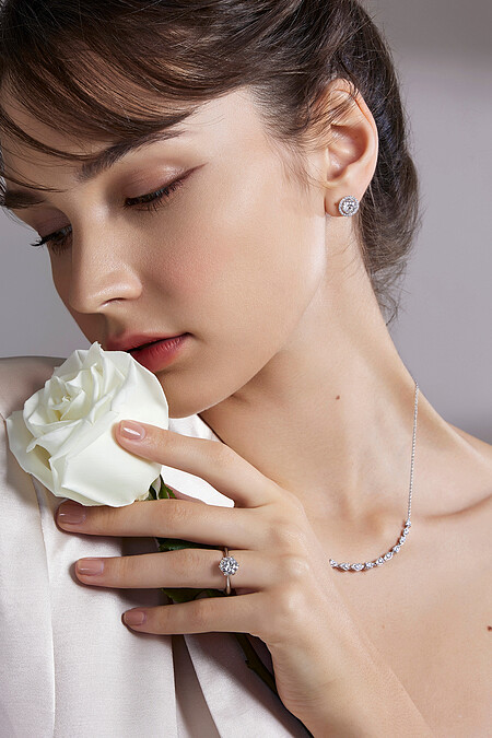 Repertoire鉑金鑽石耳環(主鑽約1.00ct) 、Sparkle鉑金鑽石戒指(主鑽約1.00ct)、Aerial Dewdrop白K金鑽石項鍊(中型)。 