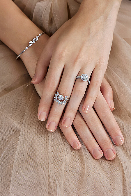 Aerial Marquis Halo白K金鑽石戒指(主鑽約0.30ct)、Aerial Sunburst白K金鑽石戒指、Repertoire鉑金鑽石耳環(主鑽約1.00ct) 、Aerial Marquis白K金鑽石手鐲。