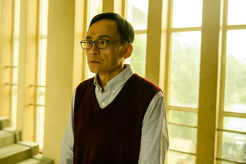 ▲▼陳以文在《她和她的她》中，飾演裝無辜的狼師。（圖／Netflix）