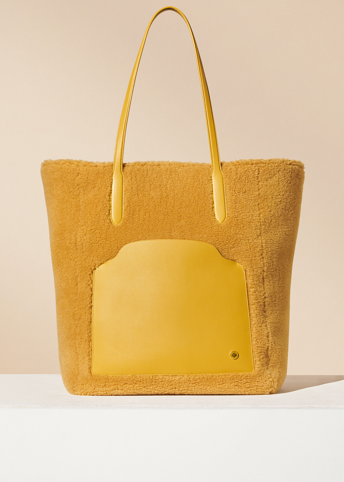 Loro Piana Sesia 絨毛小牛皮直立托特包，NT124,400。