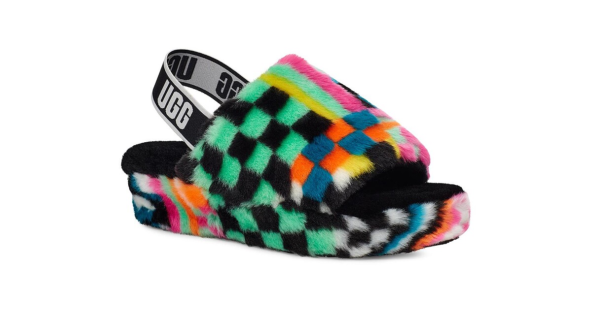 UGG 摩登風采寬帶厚底柔軟羊毛拖鞋，NT3,980。