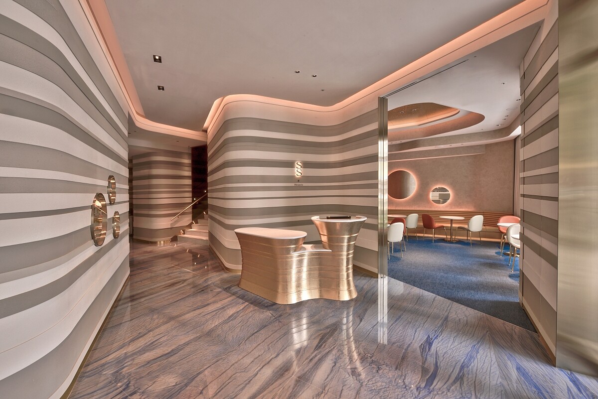 設計師選用亞特蘭提斯湛藍石紋地坪。