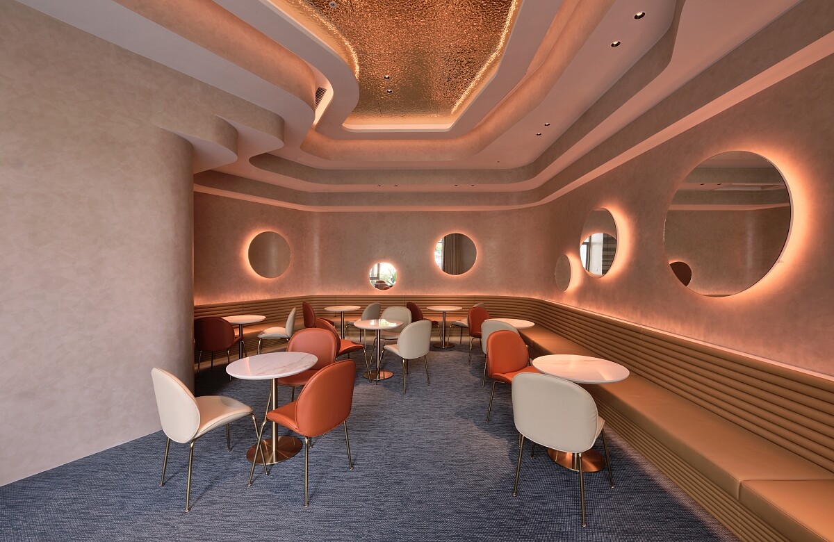 使用石材將牆面設計成自然的流線感。