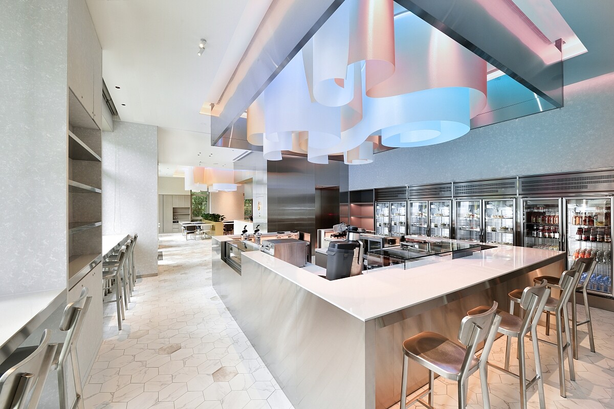 以「純白雪地」為設計概念打造空間。