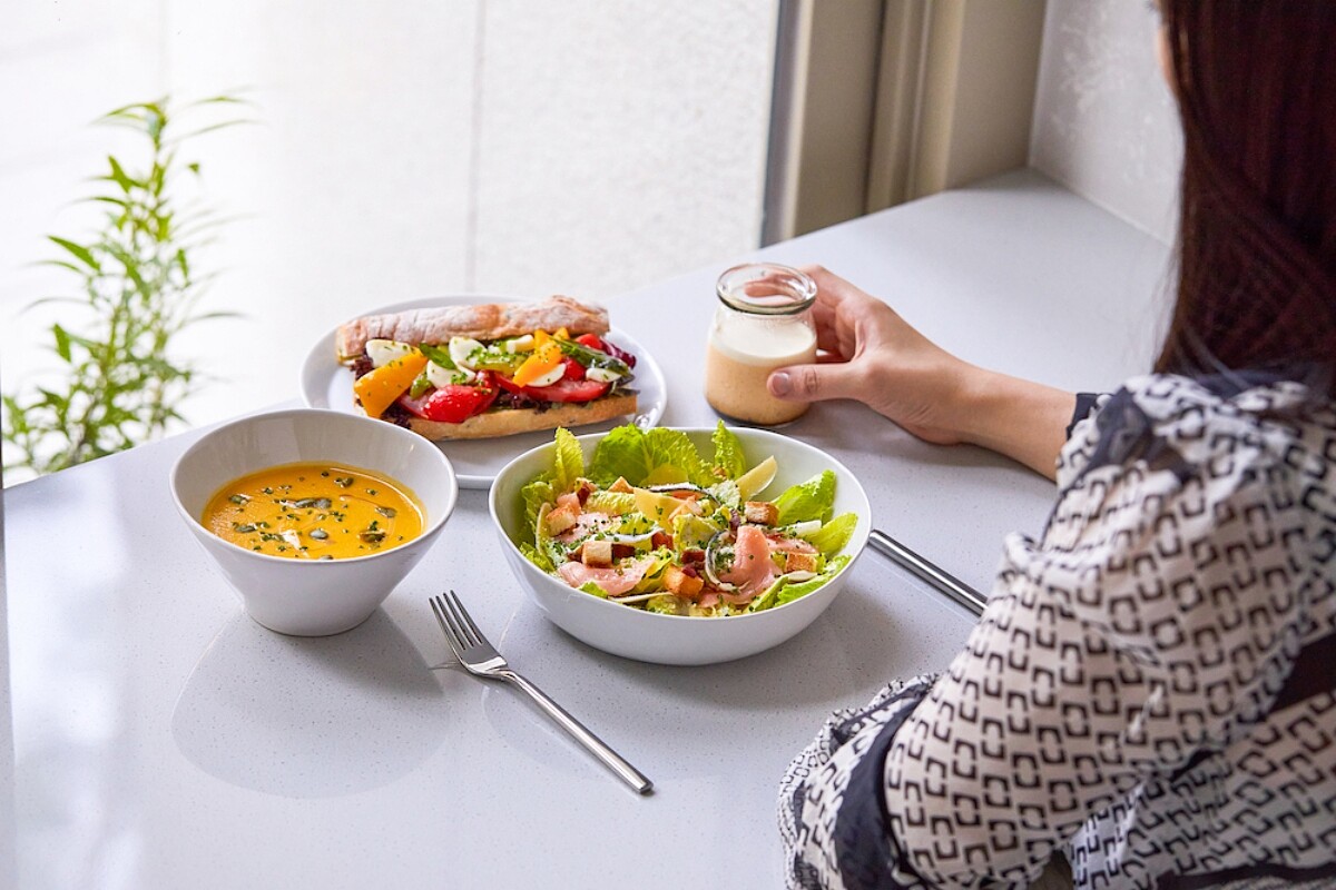 供應精選咖啡、沙拉輕食。