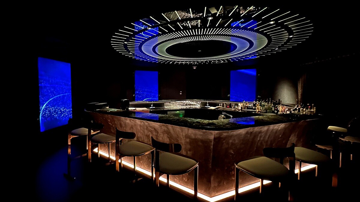 「SSBar．春」空間宛如置身宇宙，多面影音牆播放星際風影片營造神秘氛圍