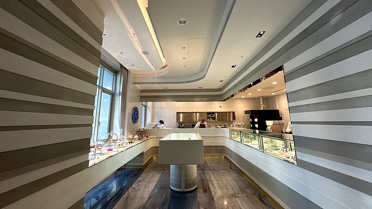 「SSPatisserie．夏」加入砂岩意象、亞特蘭提斯大理石建材營造出愜意氛圍，提供法式傳統甜點、特製蛋糕等