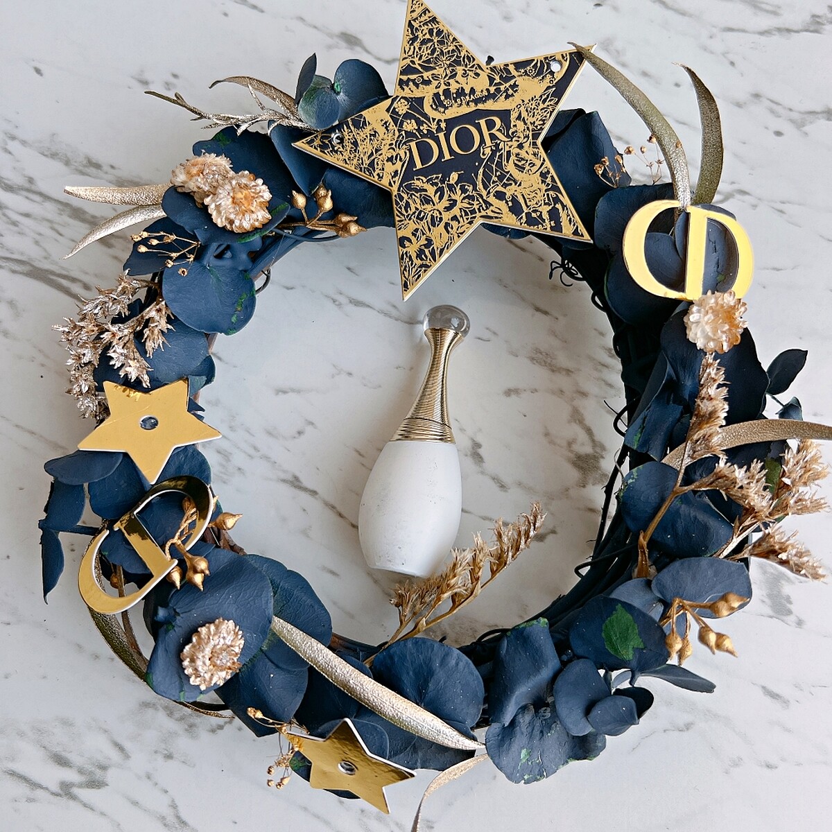 DIOR迪奧閃耀星辰聖誕花圈。