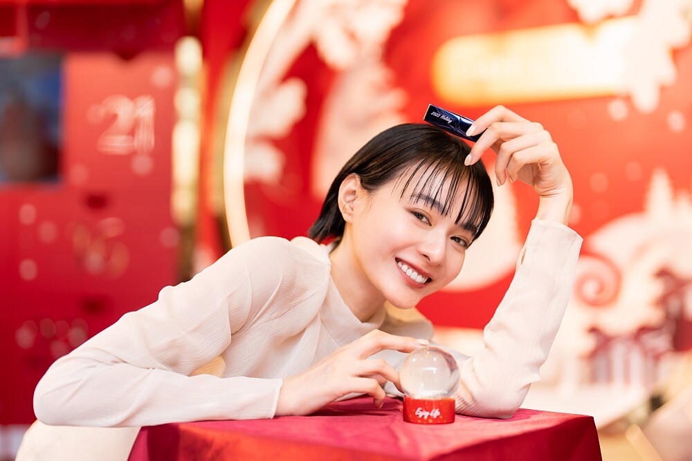 雅詩蘭黛冬日幻境活動出現的冬季奇幻水晶球(還可刻印)，唇膏也有管身刻印服務。