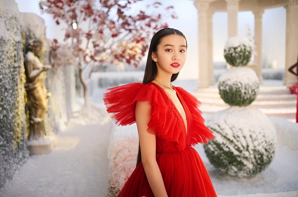 雅詩蘭黛全球代言模特木村光希，於雅詩蘭黛冬日幻境，向水晶球許下夢幻心願。