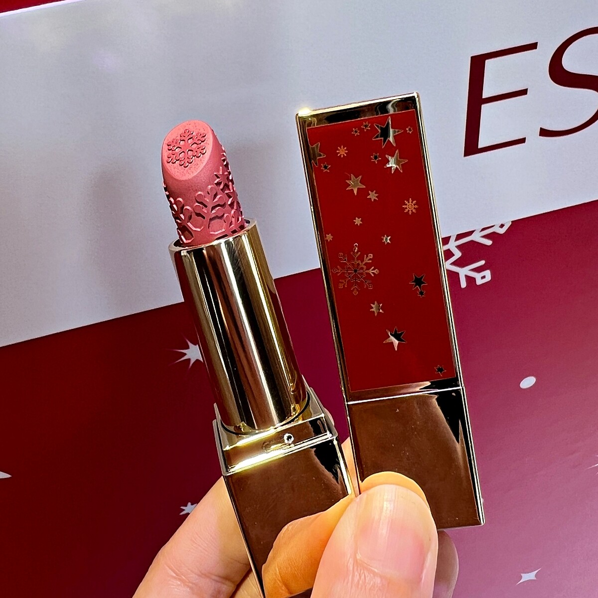 雅詩蘭黛夢幻心願奢華5色唇彩組的唇膏設計很精緻。