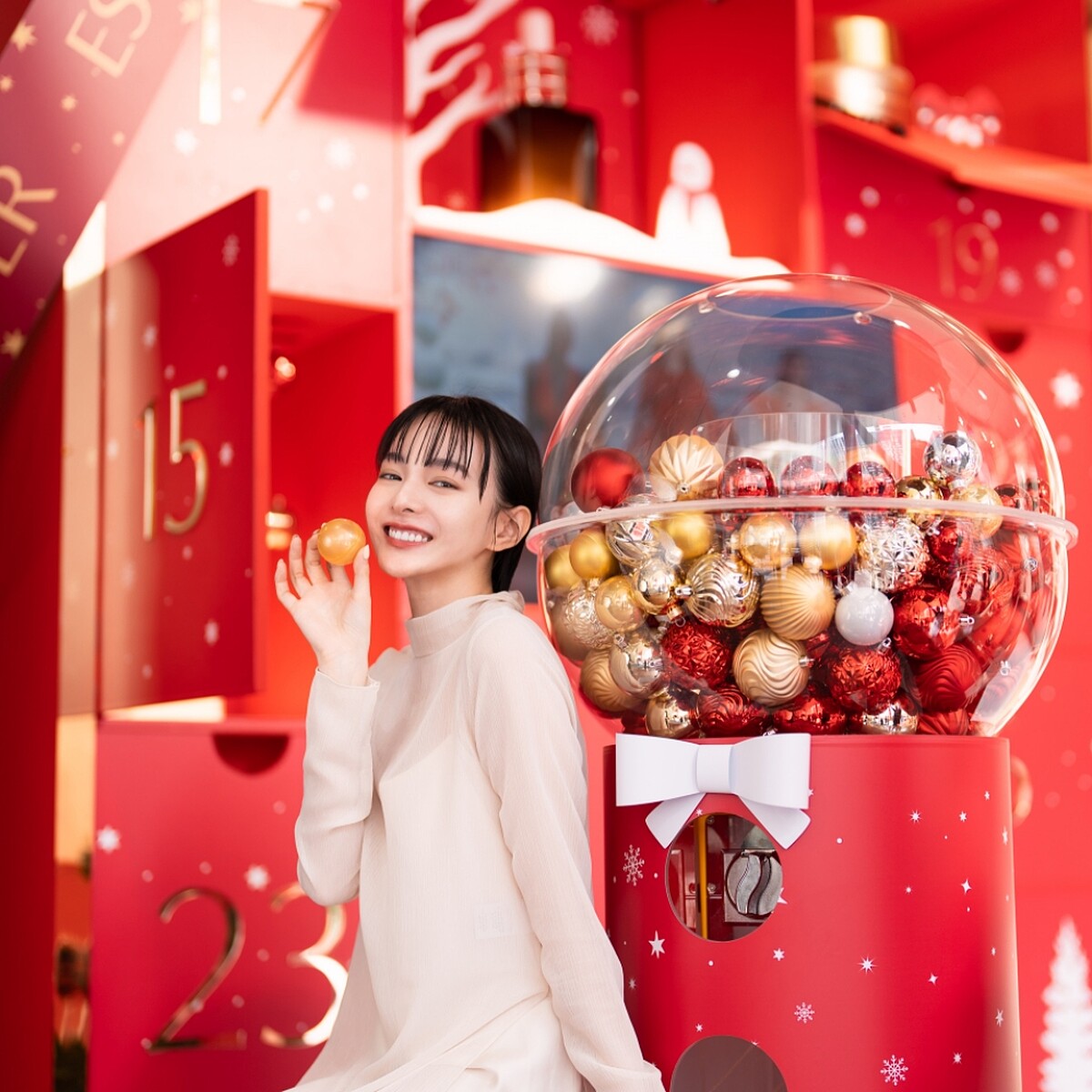 雅詩蘭黛2022聖誕夢幻水晶球轉蛋機。