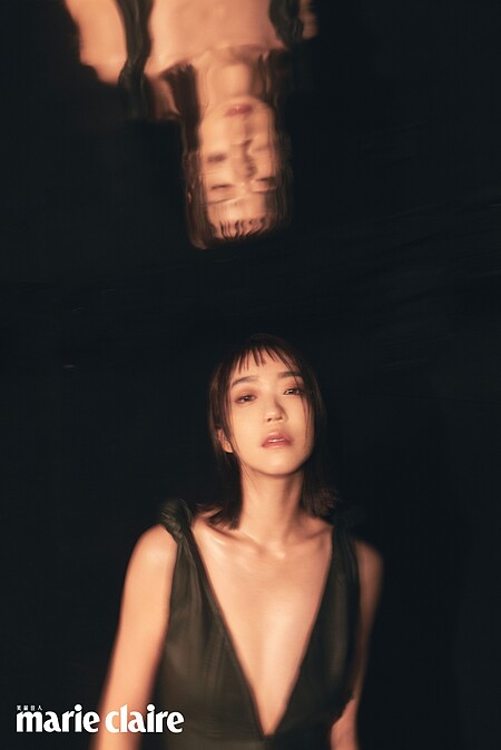 IWC萬國錶 柏濤菲諾自動腕錶37;黑色打結細肩洋裝、藍色流蘇裙、白色粗跟鞋,all by Bottega Veneta。