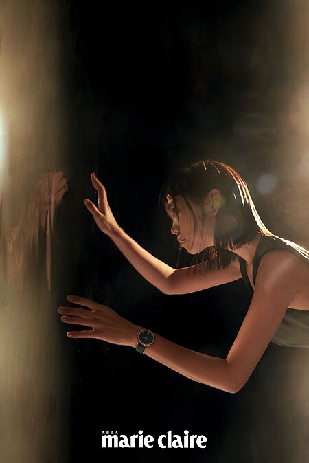 IWC萬國錶 柏濤菲諾自動腕錶37;黑色打結細肩洋裝、藍色流蘇裙、白色粗跟鞋,all by Bottega Veneta。