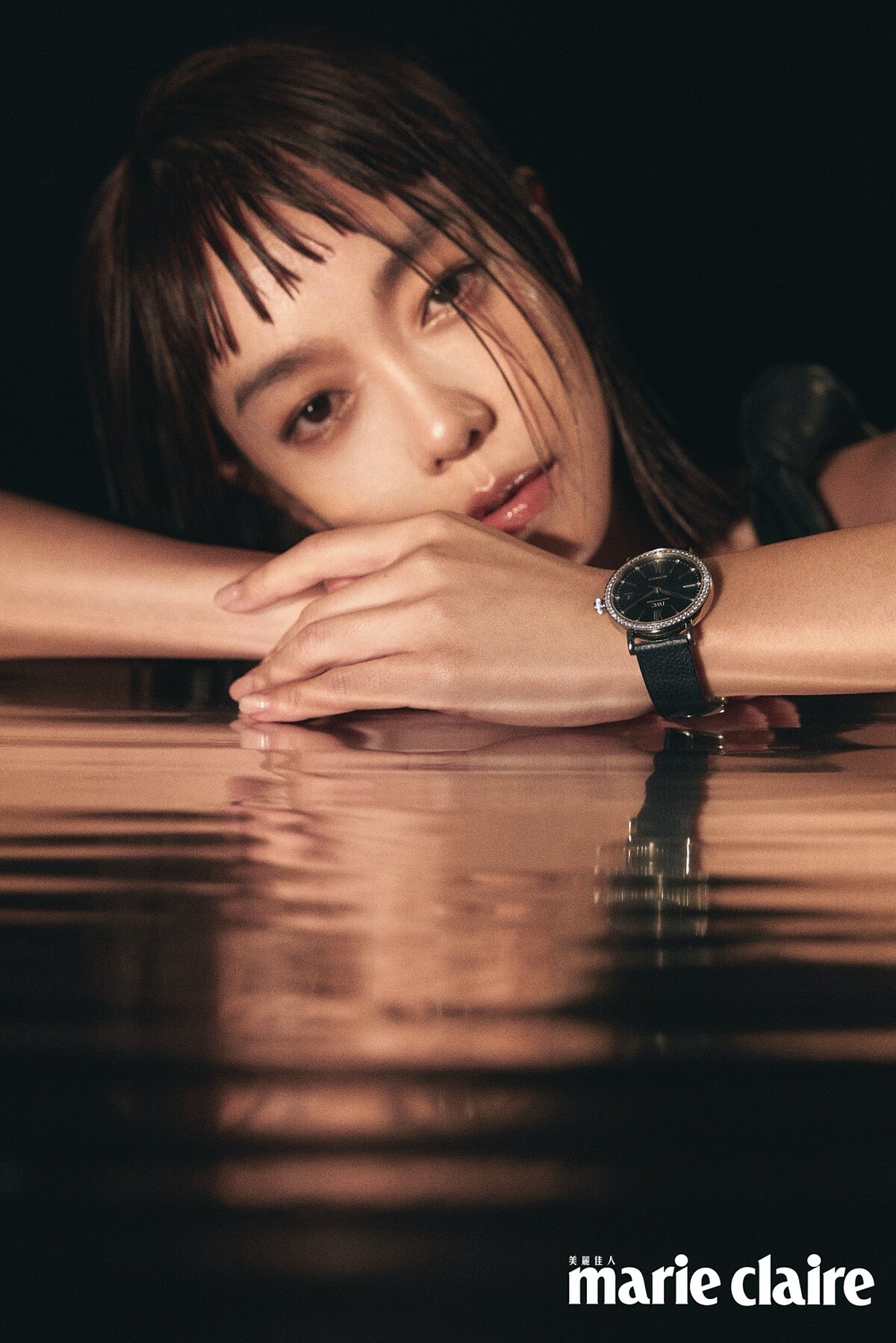 IWC萬國錶 柏濤菲諾自動腕錶37;黑色打結細肩洋裝、藍色流蘇裙、白色粗跟鞋,all by Bottega Veneta。