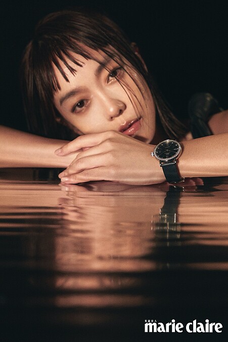 IWC萬國錶 柏濤菲諾自動腕錶37;黑色打結細肩洋裝、藍色流蘇裙、白色粗跟鞋,all by Bottega Veneta。