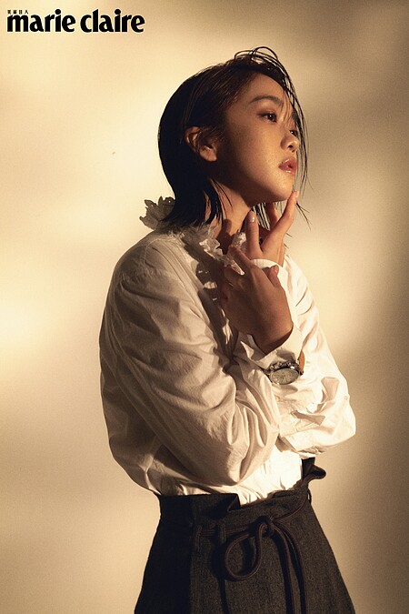 IWC萬國錶 柏濤菲諾計時腕錶39;白色荷葉領襯衫,Isabel Marant;深灰色繫帶毛呢西裝褲,Giorgio Armani。