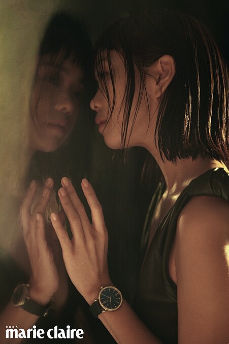 IWC萬國錶 柏濤菲諾自動腕錶37;黑色打結細肩洋裝、藍色流蘇裙、白色粗跟鞋,all by Bottega Veneta。