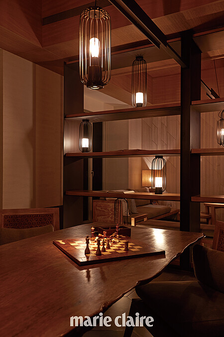 廳空間日間富有優雅大氣的氛圍，夜晚則多了一份靜謐，並充滿東方擺飾妝點，如竹編的天花板、或大或小的燈籠錯落其中。