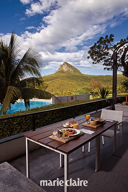 早餐可在戶外景觀延伸的沐餐廳及 MU LOUNGE 享用，在大尖山、池畔美景、晨光沐浴下享用，好不愜意。推薦最具屏東特色的「香煎肉粿套餐」，軟糯的糕體鹹香滋味是別處少見的傳統小吃。