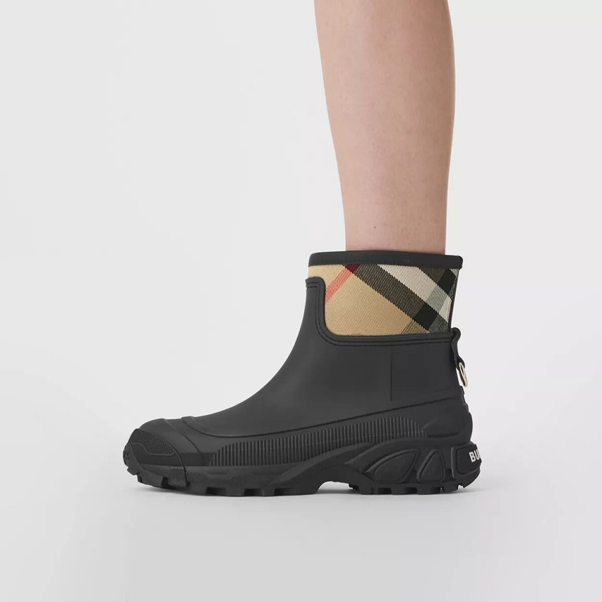 NT 25,900
