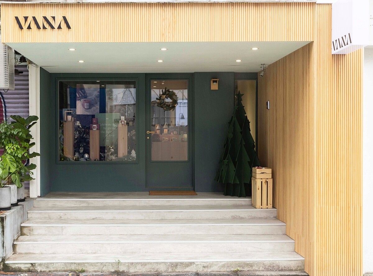 (VANA東區概念店店門口。