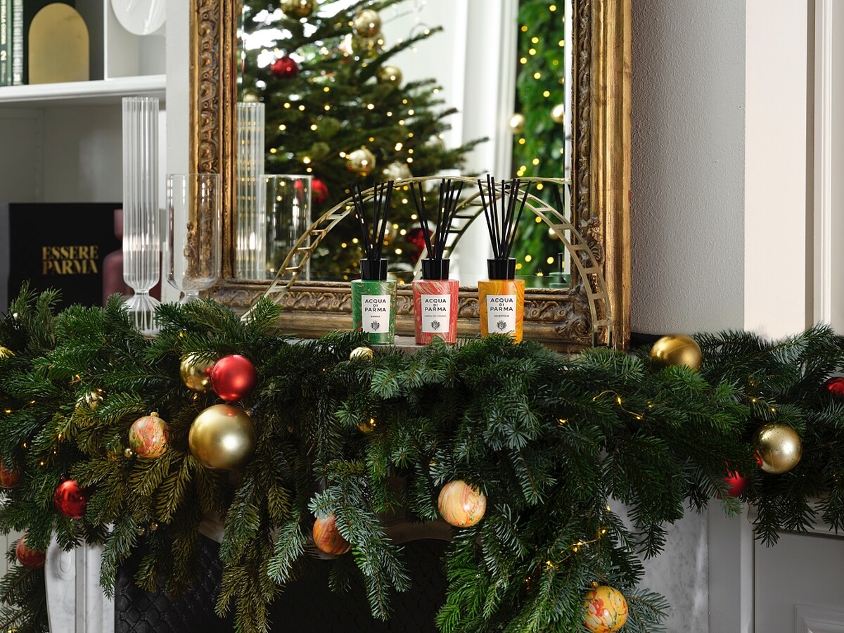 Acqua di Parma 2022聖誕限定居家擴香(濃情潘尼、靜謐雪松、炙烈壁火)180ml，NT3,400。靜謐雪松居家擴香500ml，NT6,800