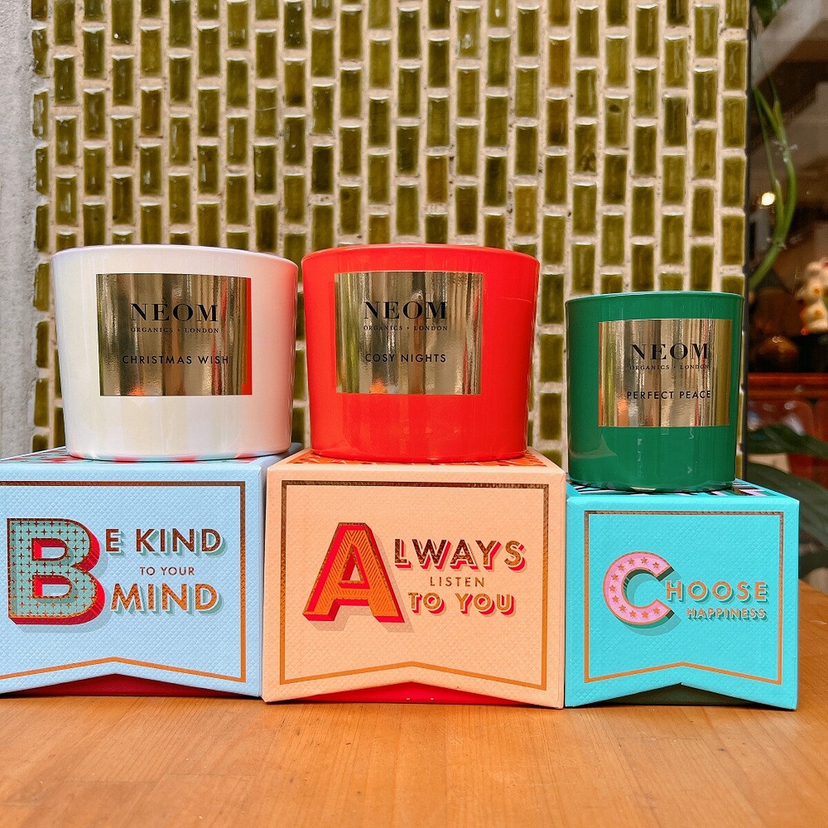 NEOM 2022聖誕蠟燭(聖誕祈願、香料萊姆、凜冬聖檀)185g，NT1,600、420g，NT2,300