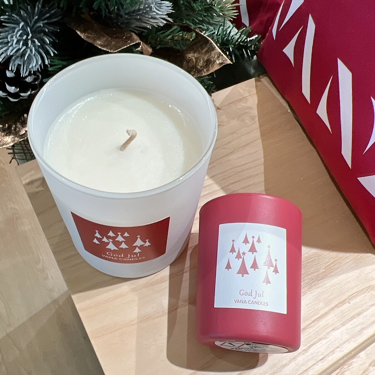 VANA God Jul肉桂香料調香氛蠟燭200g與溫暖果香調香氛蠟燭75g。