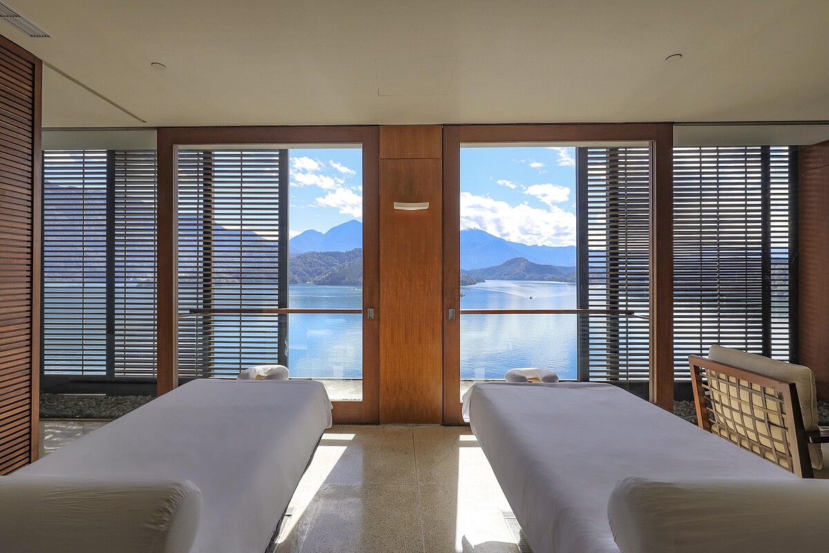 芳療室位於最高樓層九樓擁有無敵視野，敞開門窗伴隨著山林氣息與蟲鳴鳥叫，是國內絕無僅有的芳療體驗