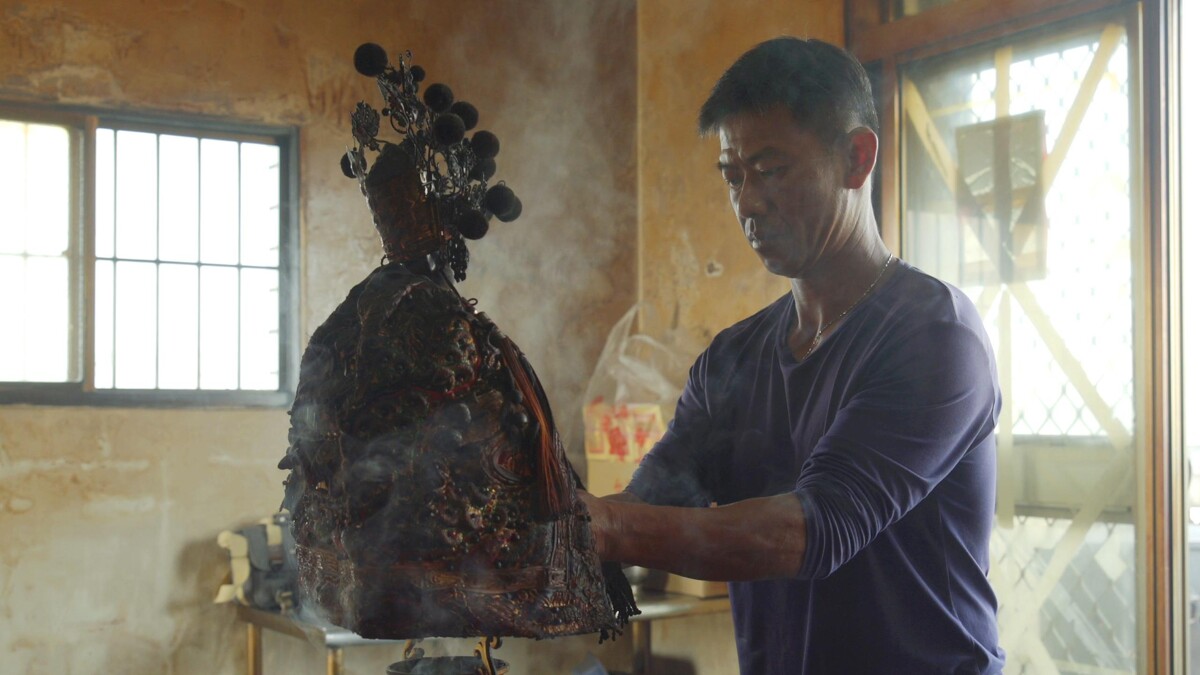 導演盧盈良哥哥盧盈志在國小六年級開始通靈