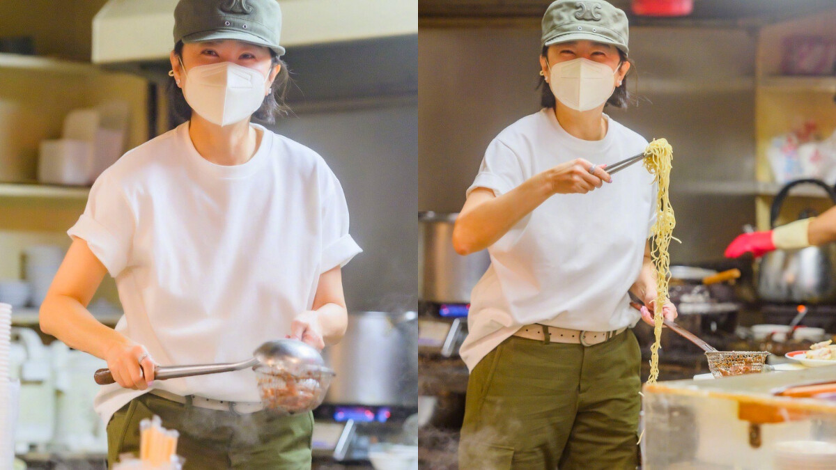 林青霞昨日現身台北民生社區的擔仔麵店，請老闆讓自己下廚煮麵吃，她於微博上俏皮留言：誰想吃我煮的擔仔麵？請舉手！